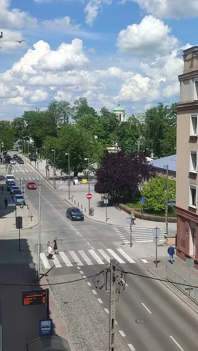 KOMFORTOWE M-4 w ścisłym centrum z parkingiem. - 1/8
