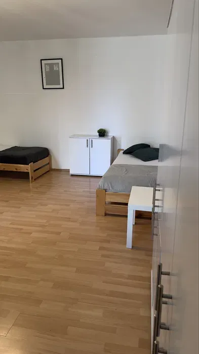 Katowice AWF duży pokój z balkonem do wynajęcia ul. Fliegera 25m2 dwuosobowy jednoosobowy pokój na wynajem ASP AWF studenci dla studentów - miniatura 4