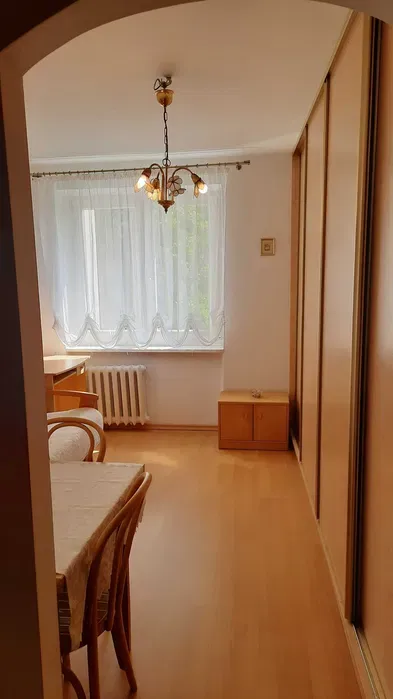 Wynajmę kawalerkę, od zaraz, uczciwej 1 osobie, najlepiej spokojnej studence/studentowi, czyste, przy ul. Ostrobramskiej. Bardzo dobra lokalizacja.