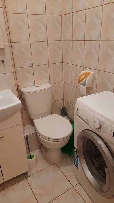 Wynajmę kawalerkę, od zaraz, uczciwej 1 osobie, najlepiej spokojnej studence/studentowi, czyste, przy ul. Ostrobramskiej. Bardzo dobra lokalizacja. - miniatura 2