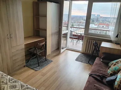 Duży pokój jednoosobowy z balkonem, 3 przystanki do Dworzec Główny, blisko Centrum, ul. Wileńska 9a
