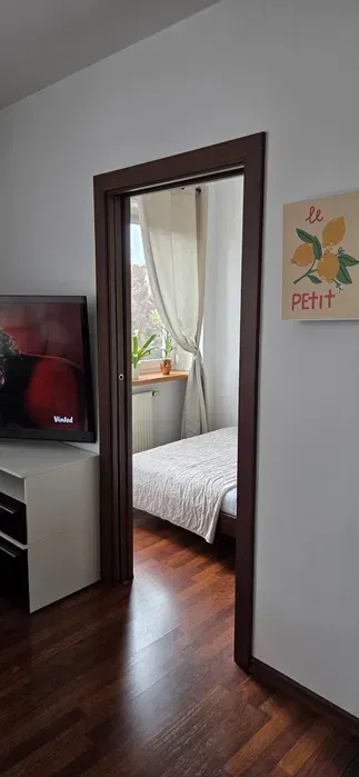Wynajmę piękną kawalerkę z oddzielną sypialnią i podziemnym garażem - miniatura 3