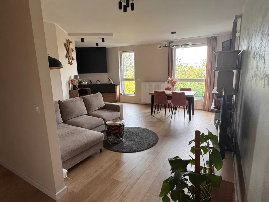 Piękne, wyjątkowe, duże 3-pokojowe mieszkanie (68 m²) z oknami na 3 strony świata, duża kuchnia, dwie łazienki, wanna i prysznic – Warszawa, Wola - 1/8