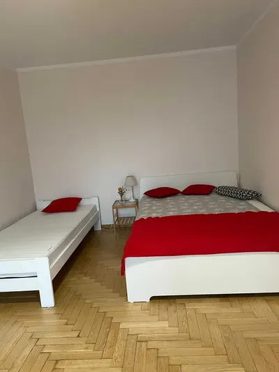 Jasne 2-pok. mieszkanie (57 m²) z tarasem i bezpłatnym parkingiem (Czyżyny) - dwa niezależne pokoje - miniatura 4