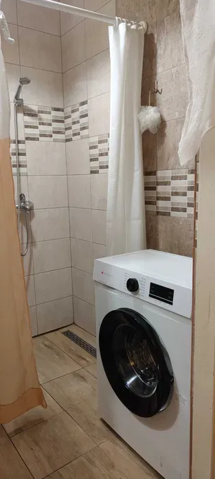Czteroosobowy pokój z kuchnią i łazienką w domku wraz z ogródkiem - miniatura 4