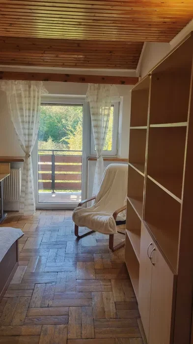 WYNAJEM: Pokój jednoosobowy osobne piętro z kuchnią i łazienką w domu jednorodzinnym. - 1/8
