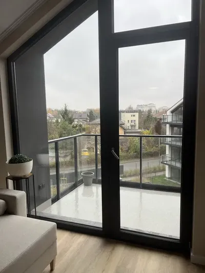 Mieszkanie 46,5m2 z wysokim sufitem, komórką lokatorską 6m2 na piętrze oraz miejscem w garażu podziemnym. - miniatura 2