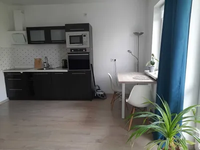 Do wynajęcia komfortowa, umeblowana kawalerka z balkonem o powierzchni 28 m² na strzeżonym osiedlu.