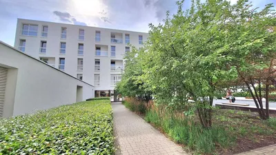 Bezpośrednio kawalerka 27,24 m² + Loggia– III piętro na zamkniętym osiedlu przy ul. Bobrowieckiej dostępna od X 2026 r. - miniatura 2