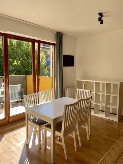Jasne mieszkanie 29m2 na zamkniętym os. Mozarta | W pełni umeblowane | Duży balkon, widok na ogród! Bezpośrednio! 2 min do tramwaju - Dostępne od 1.10 - miniatura 2