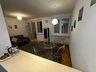 Do wynajęcia w ścisłym Środmieściu Warszawy słoneczna, w pełni umeblowana kawalerka . Wolna od 02.10 b.r. - miniatura 4