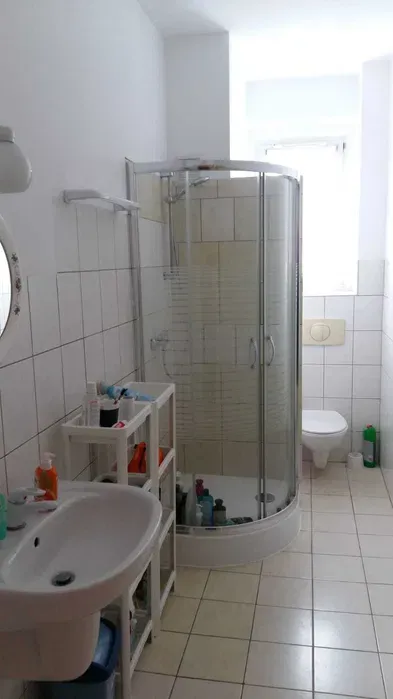 Jednoosobowy pokój w mieszkaniu studenckim - miniatura 4