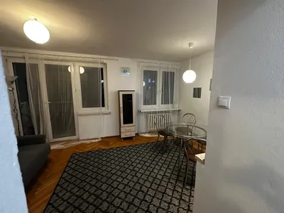 Do wynajęcia w ścisłym Środmieściu Warszawy słoneczna, w pełni umeblowana kawalerka . Wolna od 02.10 b.r. - miniatura 3