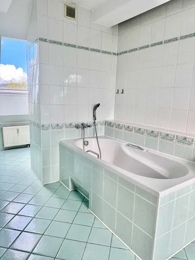 Przestronne, dwupoziomowe, 4-pokojowe mieszkanie dla 4-6 osób, o powierzchni 99 m² z garażem – Gdynia Dąbrowa, ul. Miętowa - miniatura 3