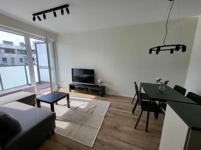 Pokój - w mieszkaniu 3 pokojowym z garażem i widokiem na zatokę - miniatura 4
