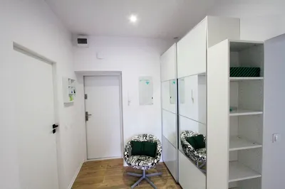 Przytulny pokój w trzyosobowym mieszkaniu - miniatura 3