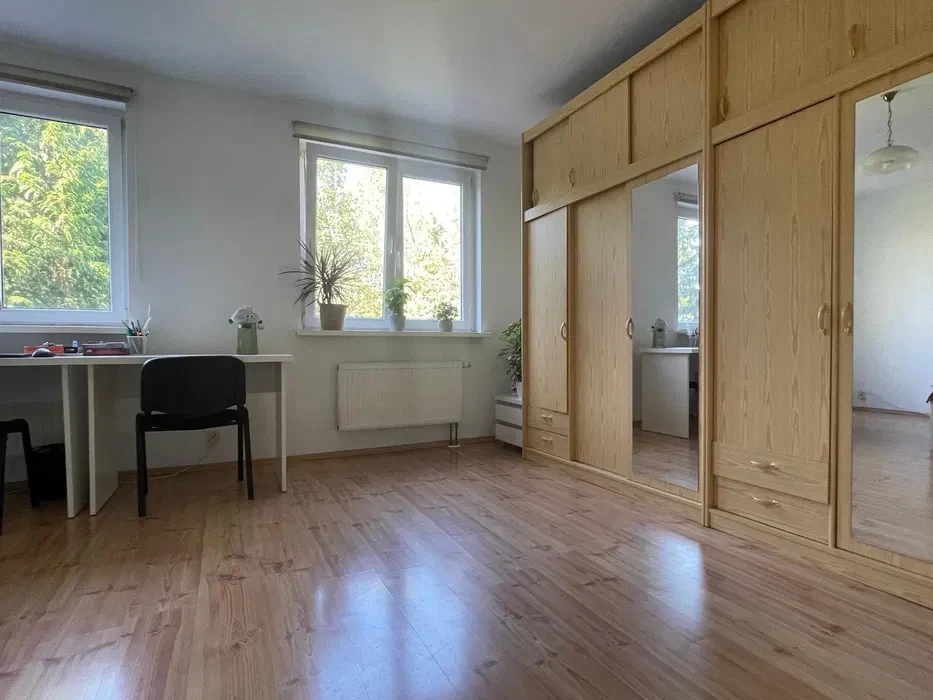 Duży pokój 24m2 zamykany na klucz dla dziewczyny/studentki, łazienka na 2 osoby /Poznań - 1/4