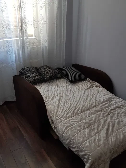 Wynajmę pokój parze ,lub 1 osobie,bez kaucji,bez opłat,metro Zacisze - 1/4