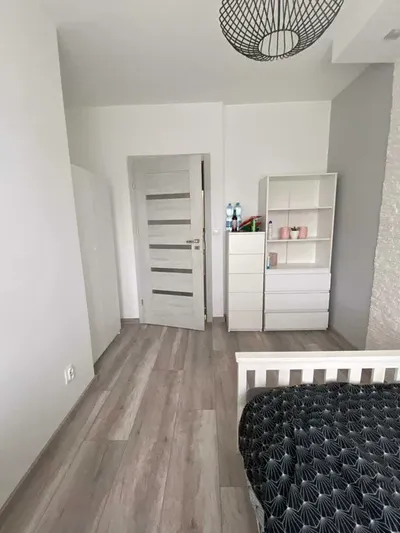 Przestronny pokój z balkonem w 3-pokojowym mieszkaniu w Czyżynach - miniatura 4