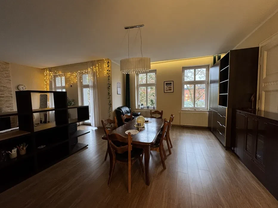 Duży pokój z balkonem w centrum Gliwic dla kobiet/studentek 52m2 - 1/9