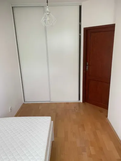 Pokój jednoosobowy w dwupokojowym mieszkaniu - świeżo po remoncie. - miniatura 2