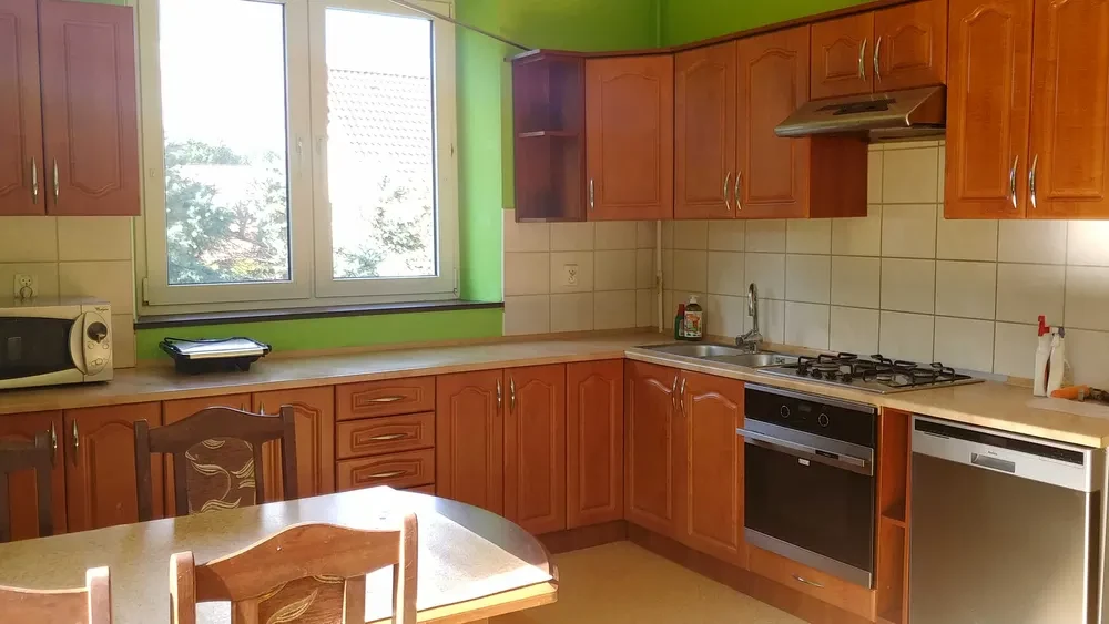 Do wynajęcia piętro domu jednorodzinnego , dwa pokoje , salon z kuchnią , łazienka. - 1/8