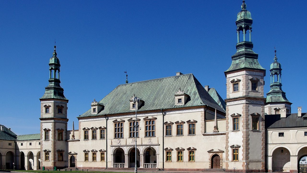 Panorama Kielc z Pałacem Biskupów Krakowskich i Kadzielnią, ilustracja świętokrzyskiego rynku najmu