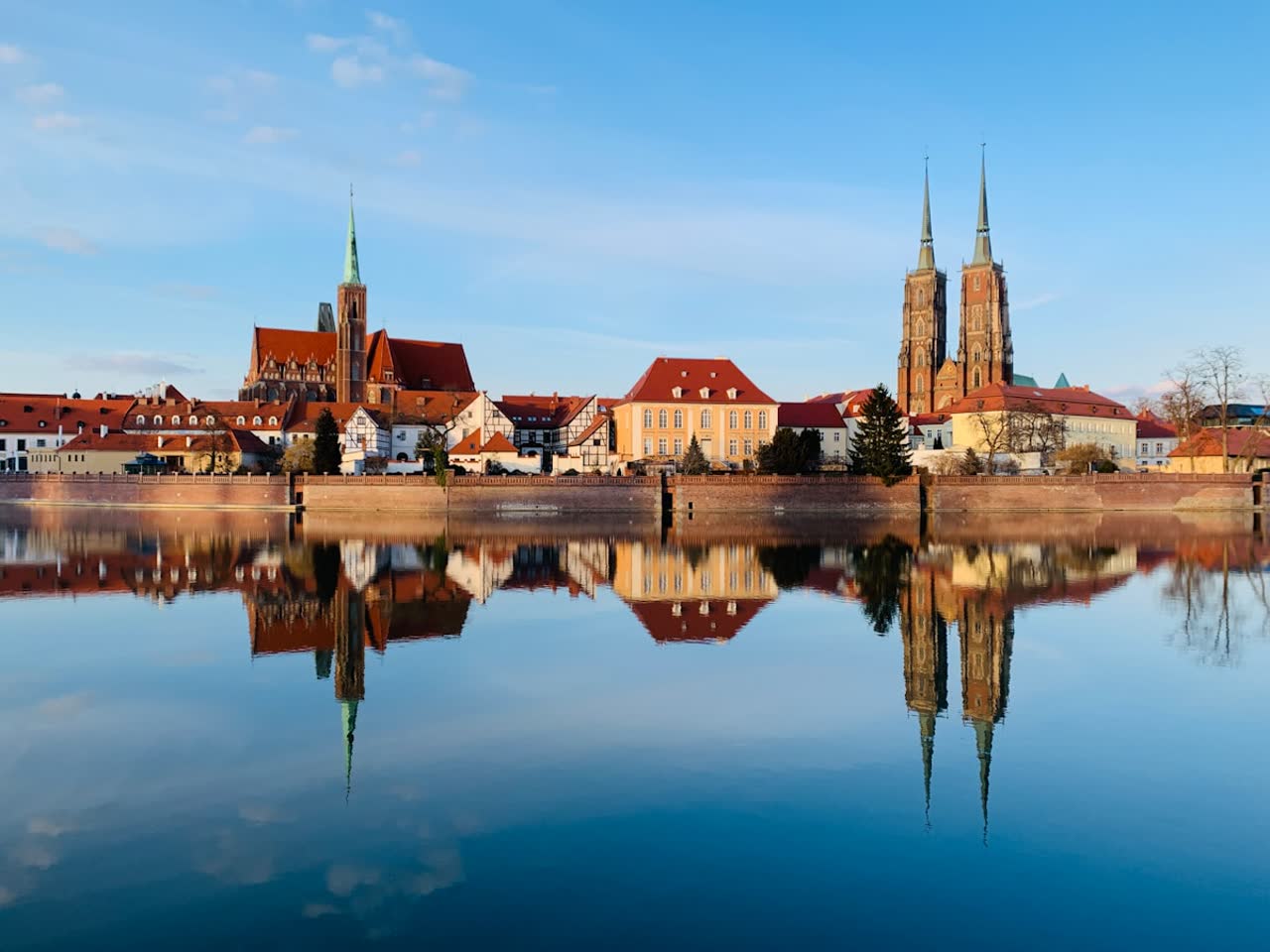Panorama Wrocławia z wieżami Ostrowa Tumskiego i Odrą, ilustracja wrocławskiego rynku najmu